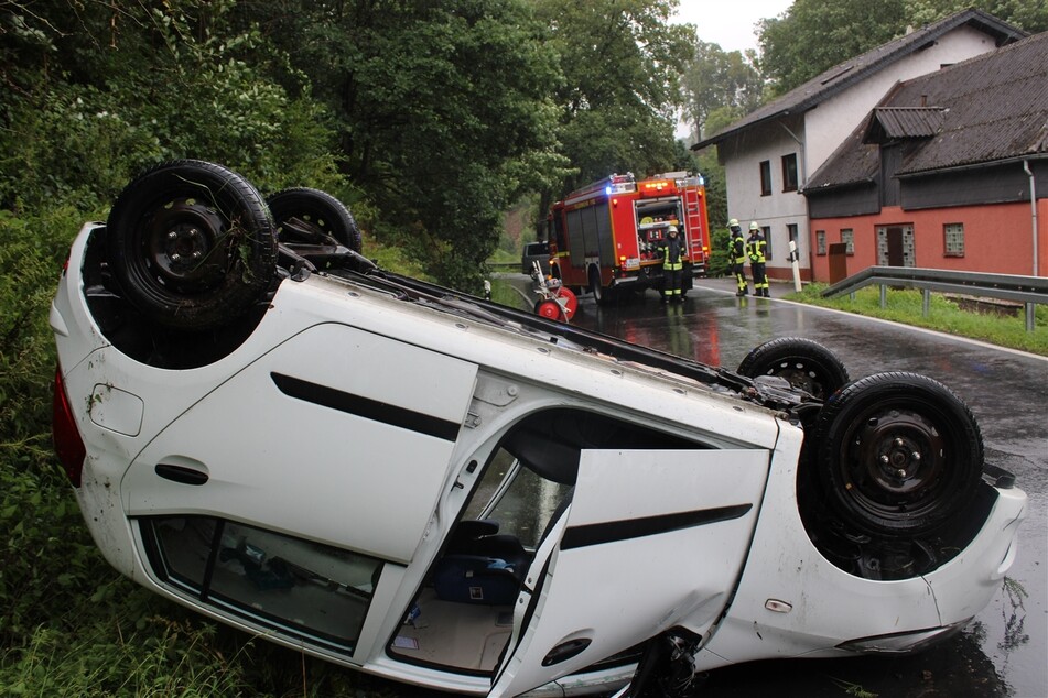 Der Hyundai der Frau (34) überschlug sich und blieb auf dem Dach liegen.