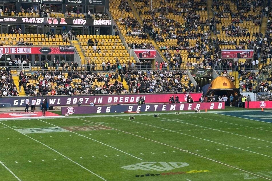 Die Bandenwerbung im Rudolf-Harbig-Stadion macht es offiziell: Der GFL Bowl bleibt in Dresden.