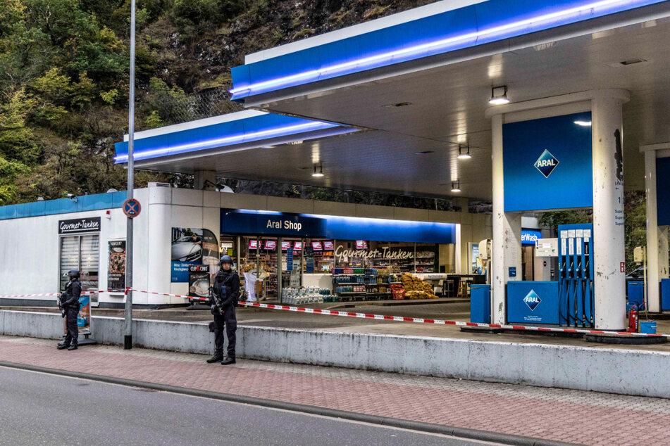 Polizisten sichern die Tankstelle in Rheinland-Pfalz, wo dem 20 Jahre alten Tankstellen-Verkäufer in den Kopf geschossen wurde.
