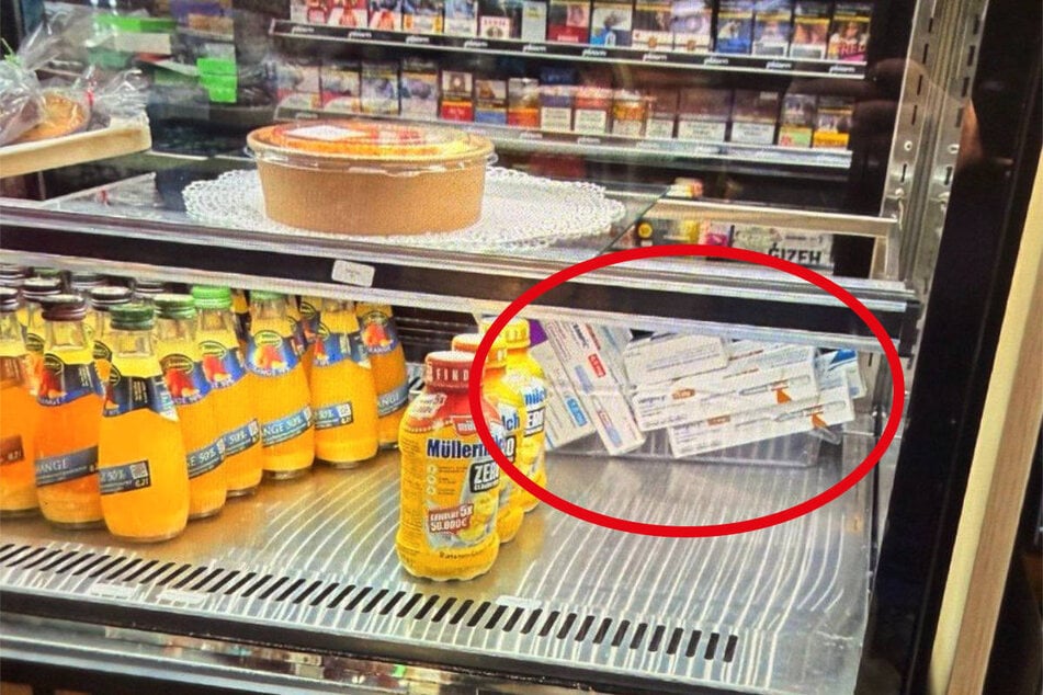 Die verschreibungspflichtigen Medikamente sind offen sichtbar in einem Kühlregal gelagert gewesen.