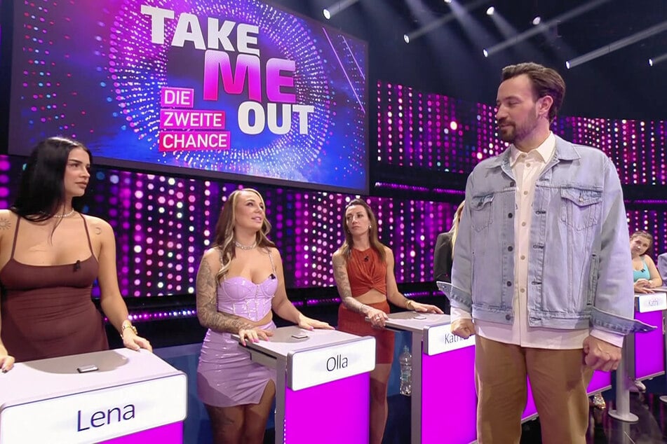 Jan Köppen (43) hinterfragt genau, warum die "Take Me Out"-Kandidatinnen den Buzzer gedrückt haben.