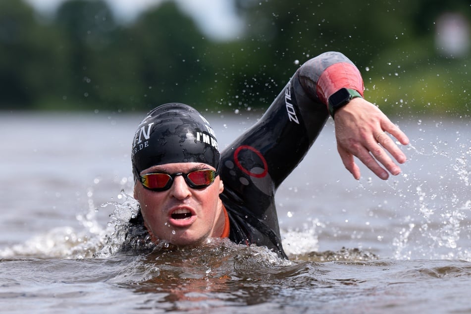 Der Dresdner Extremschwimmer Joseph Heß (39) startete am Sonnabend. Er will rund 2850 Kilometer durch die Donau schwimmen.