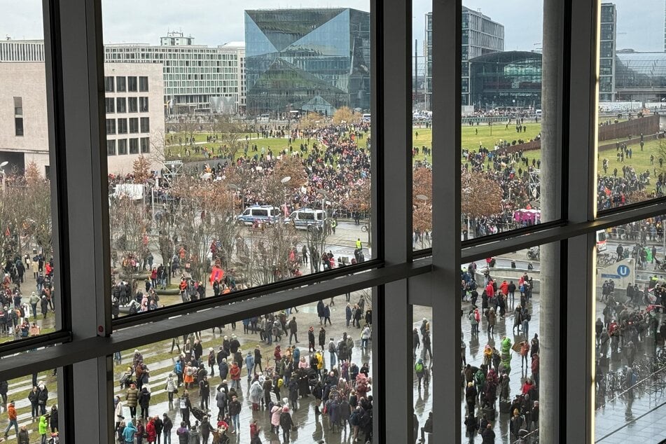 Es kommen immer weitere Menschen zur Großdemonstration hinzu.