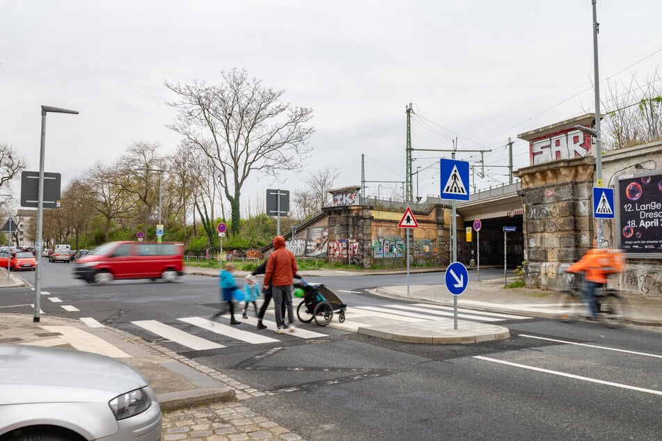Auf dem Dammweg an der Kreuzung zur Lößnitzstraße befindet sich nun ein Fußgängerüberweg.
