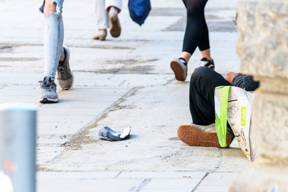 Vereine und Institutionen wie der Strassenfeger e.V., der Straßenkinder e.V. und die GEBEWO pro gGmbH setzen sich für bedürftige Menschen in Berlin ein.