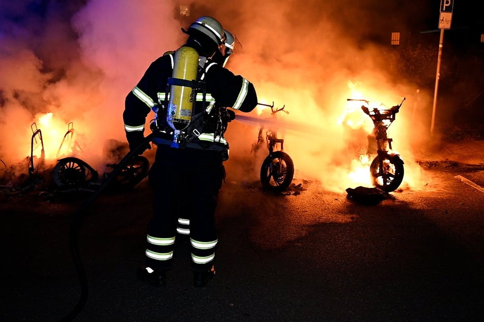 Am Mittwochabend standen mehrere Fahrzeuge in Hamburg-Jenfeld in Flammen.