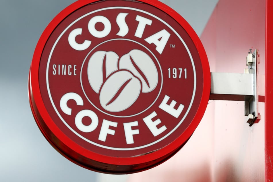Ein Schild der britischen Café-Kette Costa hängt in Huddersfield.