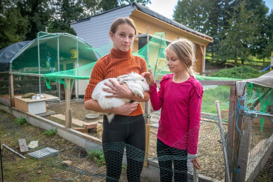 Emely (14) und Anna (9) stehen mit Bartkaninchen "Schneemann" vor dem Freigehege, in dem sechs ihrer Kaninchen starben.