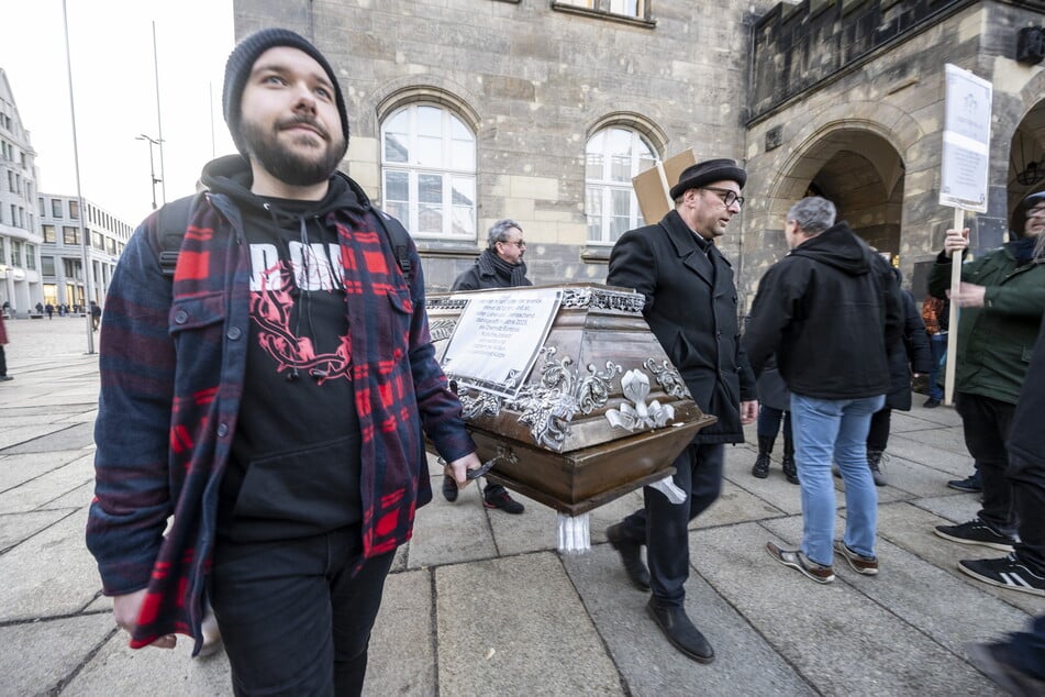 Vertreter des Chemnitzer Vereins "Kraftwerk" brachten einen Sarg zur Demo mit.