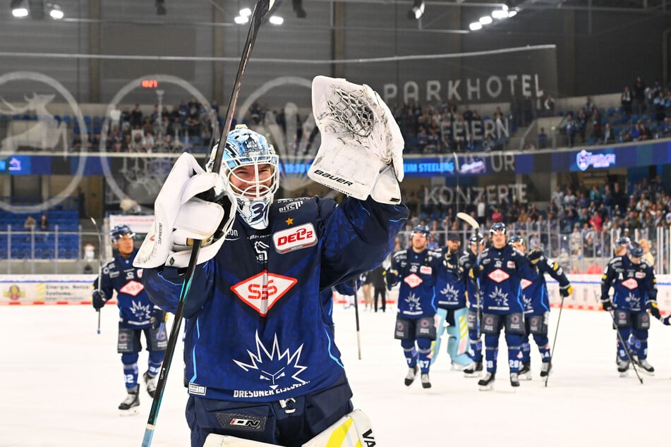 Nach dem Sieg und seinen ersten 60 DEL2-Minuten für die Eislöwen forderte die Nordkurve Marvin Berbner (20). Der war einfach nur happy.