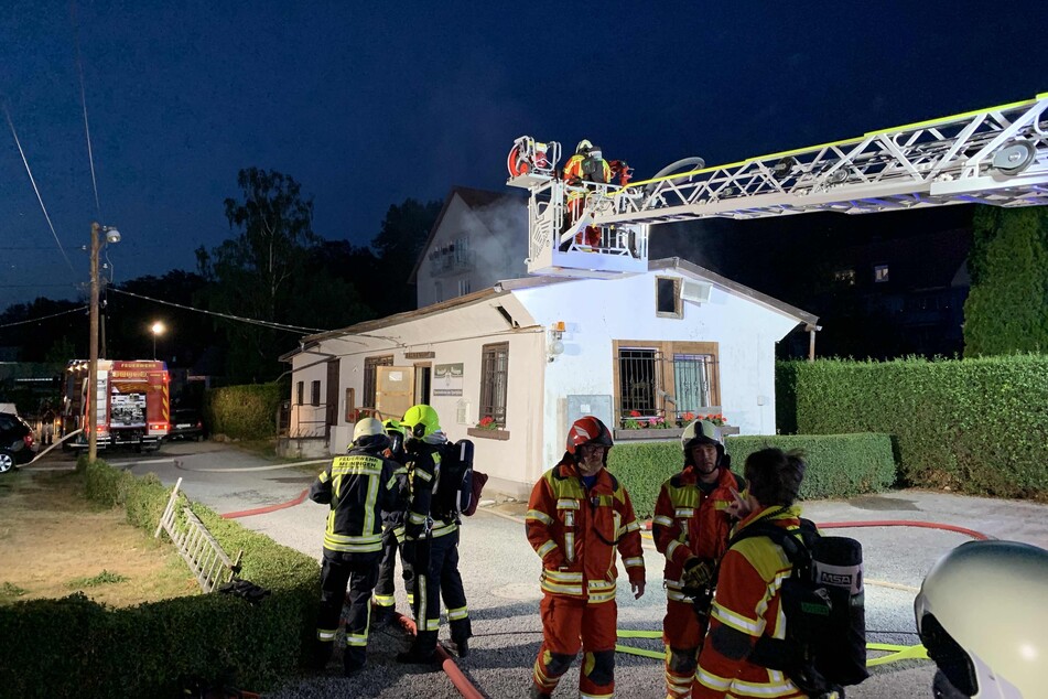 Löscharbeiten am Vereinsheim in einer Kleingartenanlage in Meiningen.