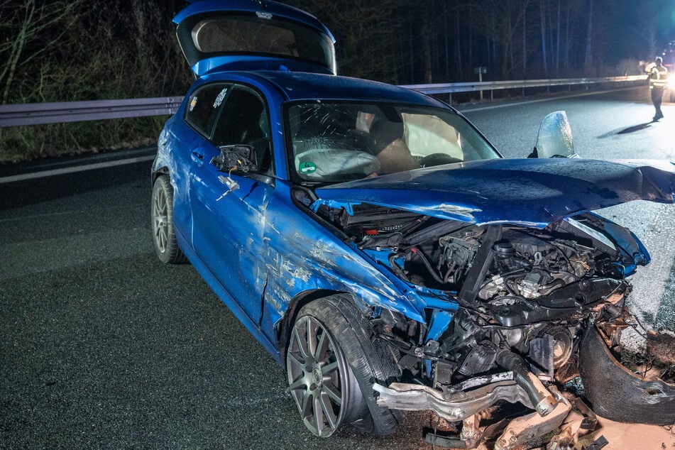 Kontrolle verloren: BMW-Fahrerin (29) schleudert 100 Meter über Autobahn