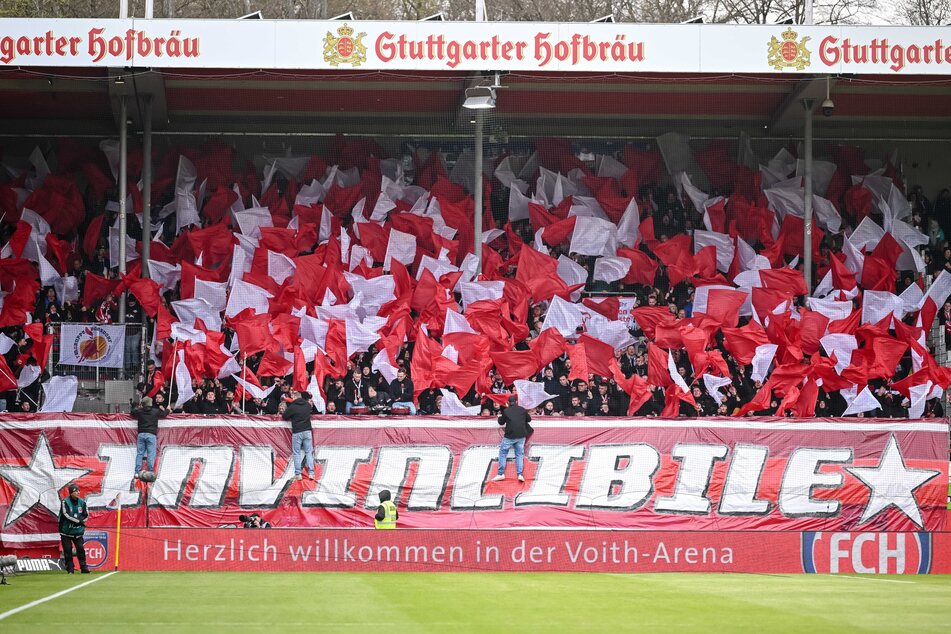 Die Leipziger Fans ließen sich von der Aktion nicht beirren, feierten trotzdem sich selbst und ihr Team.