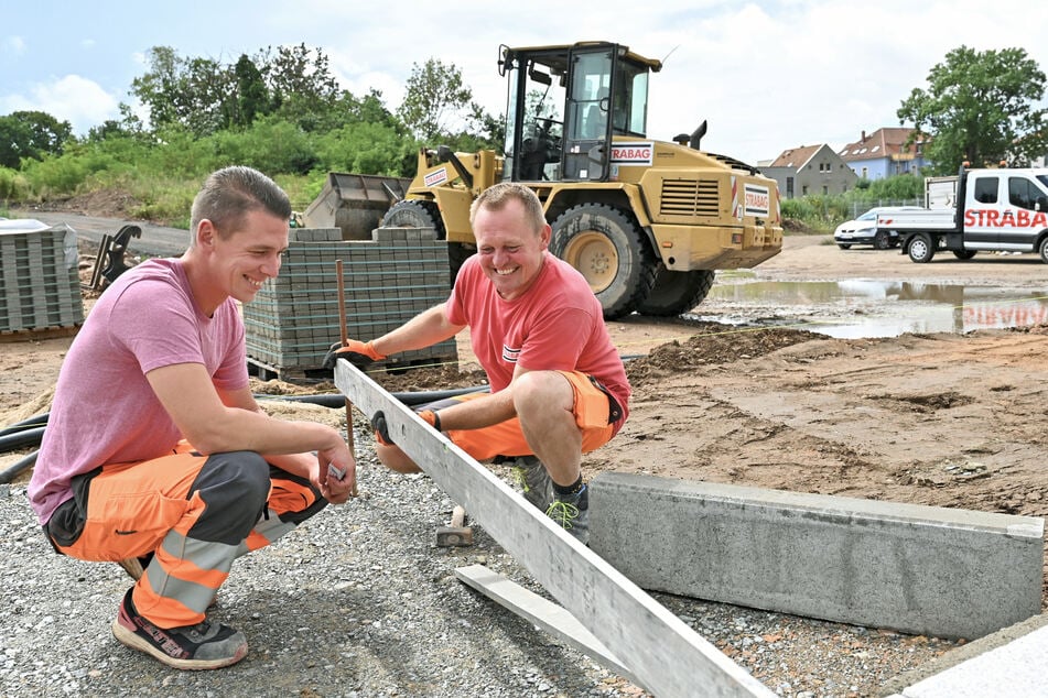 Die Bauarbeiter, überwiegend von regionalen Unternehmen, arbeiten auf Hochtouren.