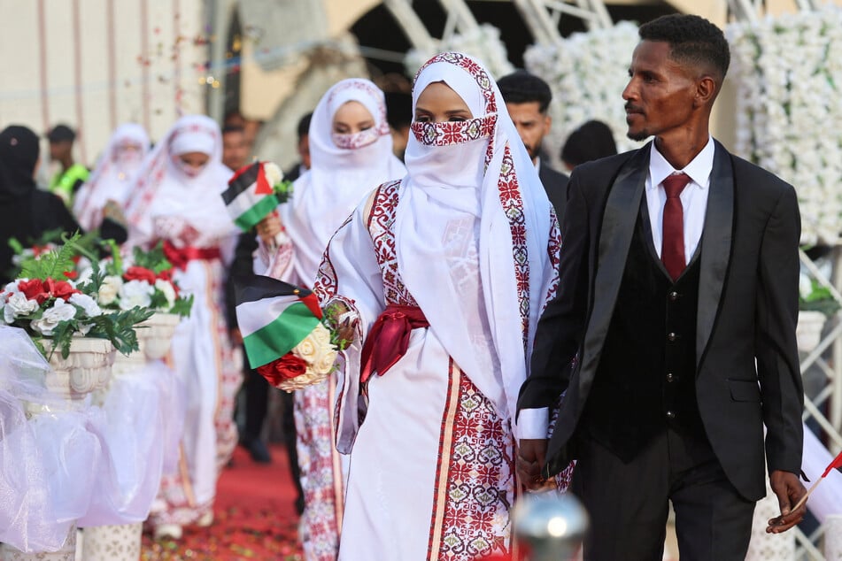 Mass wedding brings hope amid destruction in Gaza: "We can return to joy again"