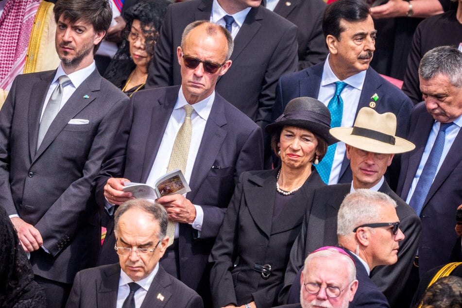Bundeskanzler Friedrich Merz (69, CDU, Mitte) und seine Frau Charlotte Merz (64) nahmen an der Amtseinführung des neuen Papstes Leo XIV. auf dem Petersplatz teil.