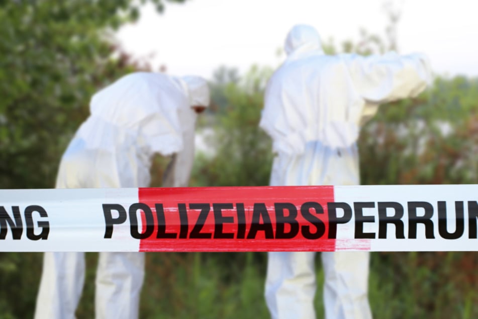 Acht Stunden lang wird nach einem Leichenfund ein Waldstück durch die Polizei am Donnerstag abgesperrt. (Symbolbild)