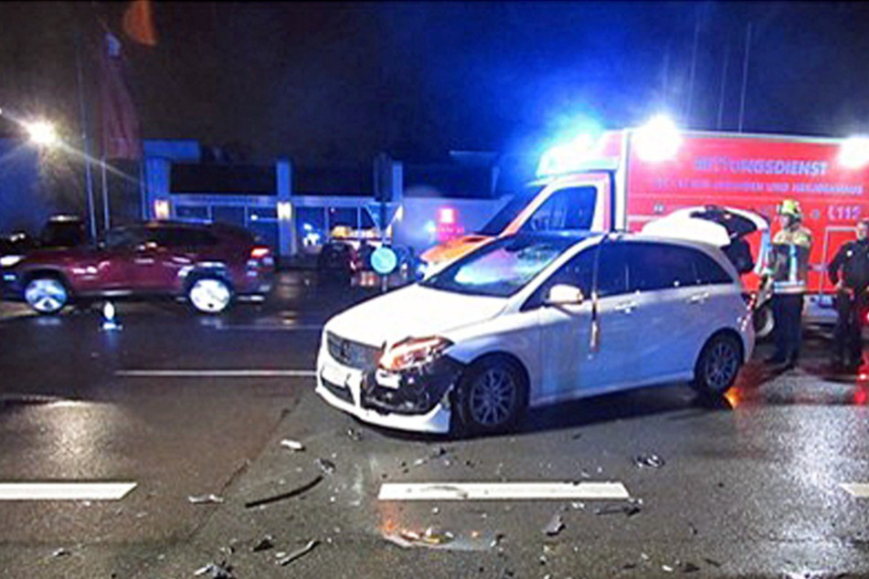 Der weiße Mercedes wurde bei dem Unfall vorne links beschädigt und musste abgeschleppt werden.