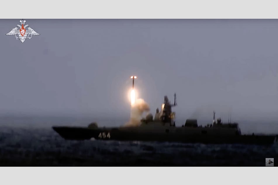Das Foto zeigt einen "Zirkon"-Marschflugkörper, der von einer Fregatte der russischen Marine während einer militärischen Übung gestartet wird.