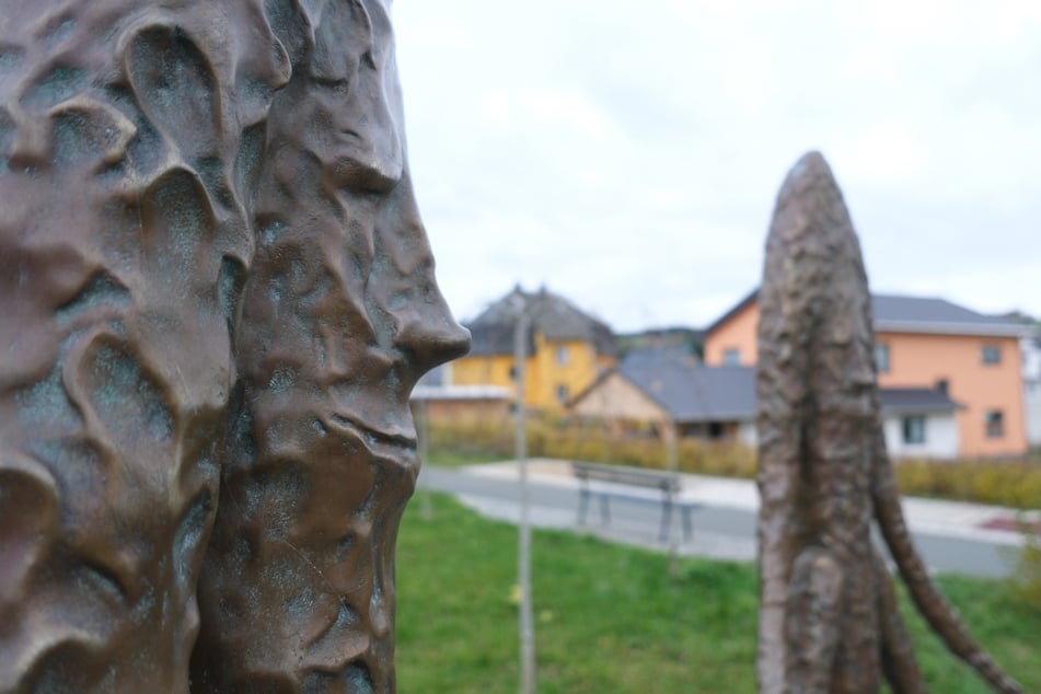 In einem weiteren Clip nimmt das Duo die Skulpturen des Purple Path aufs Korn - wie hier in Thalheim.