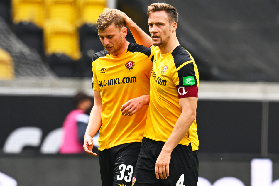 Fassungslosigkeit: Dynamo Dresden um Christoph Daferner (l.) und Kapitän Tim Knipping verpasste schon wieder den ersehnten ersten Sieg im Jahr 2022.
