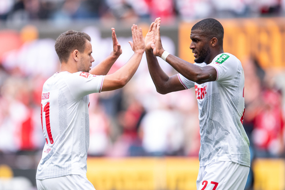 So sehen die Fans des 1. FC Köln ihre Spieler am liebsten: Anthony Modeste (33, r.) jubelt gemeinsam Louis Schaub (26, l.).