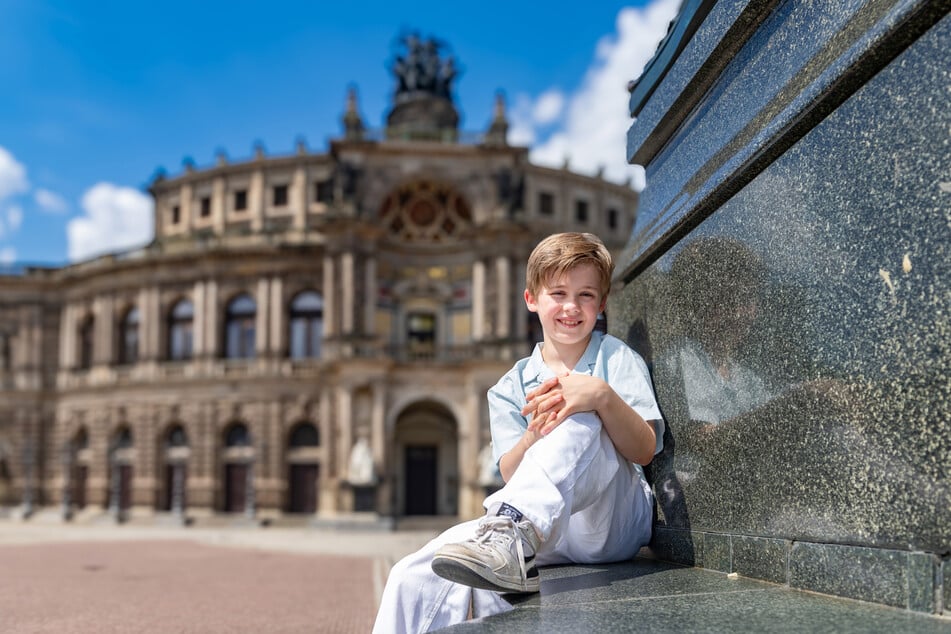 Locker & entspannt: "Kronprinz" Elia Jürgens vor der Semperoper. Seit über einer Woche wird straff geprobt.