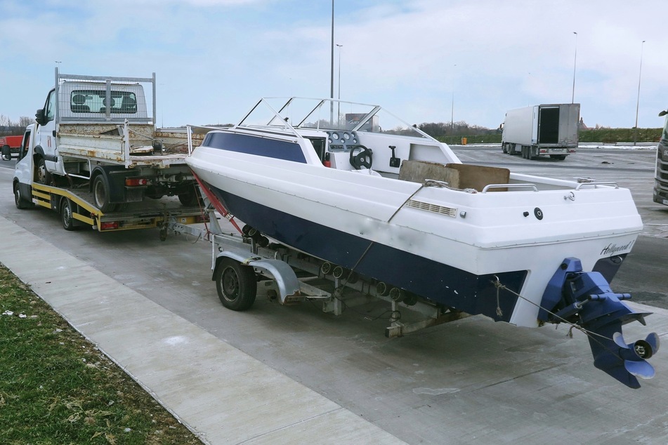 Ein alles andere als verkehrssicheres Gespann: Der vom 30 Jahre alten Fahrer gelenkte Kleinlaster hatte einen weiteren Kleinlaster geladen und zog zudem ein Sportboot.