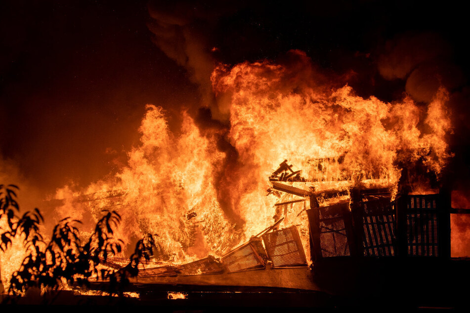 München: Riesige Flammen in der Nacht: Lagerhallen in Nürnberg völlig vernichtet