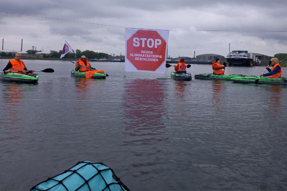 Protestaktion auf dem Rhein: "Letzte Generation" kommt mit Stop-Schild angerudert