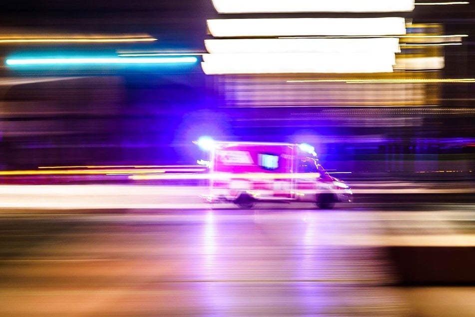 Ein Rettungswagen brachte die Schwerverletzte in ein Krankenhaus. (Symbolbild)