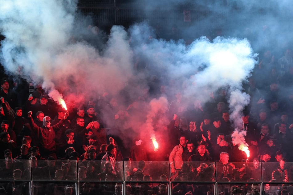 Zahlreiche Bengalos wurden im Frankfurter Auswärtsblock gezündet. Eine davon soll auch in die neutralen Zuschauerränge geflogen sein.