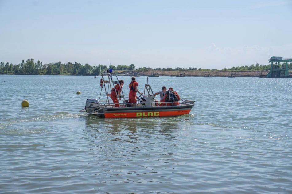 Die DLRG suchte nach dem 23-Jährigen im Badesee, konnte ihn dann aber nur noch tot bergen.