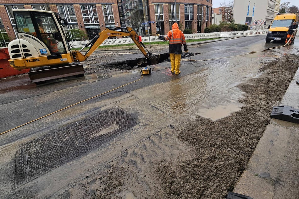 Leipzig: Rohrbruch in Leipzig: Straße wird von Schlammschicht überzogen