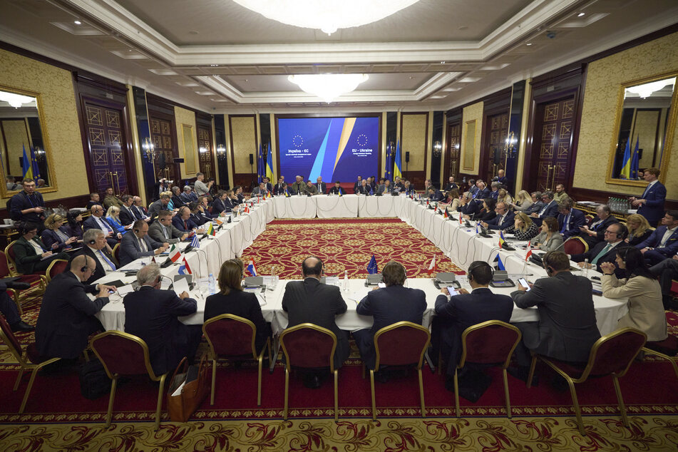 Wolodymyr Selenskyj (45, hinten Mitte) forderte beim Treffen mit den EU-Außenministern weitere Sanktionen gegen Russland