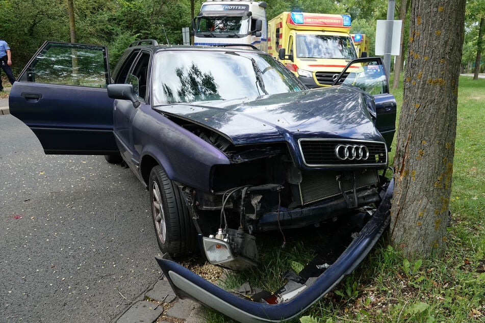 Unfall mit Totalschaden: Rentnerin fährt gegen Baum