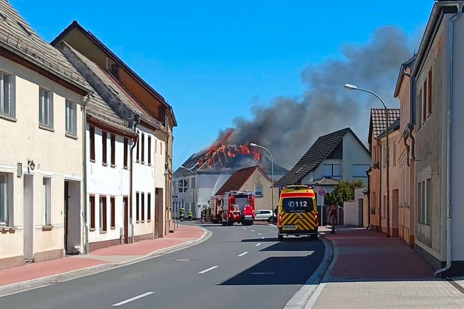 Schon auf Anfahrt war die riesige Rauchwolke, aber auch Flammen zu sehen.