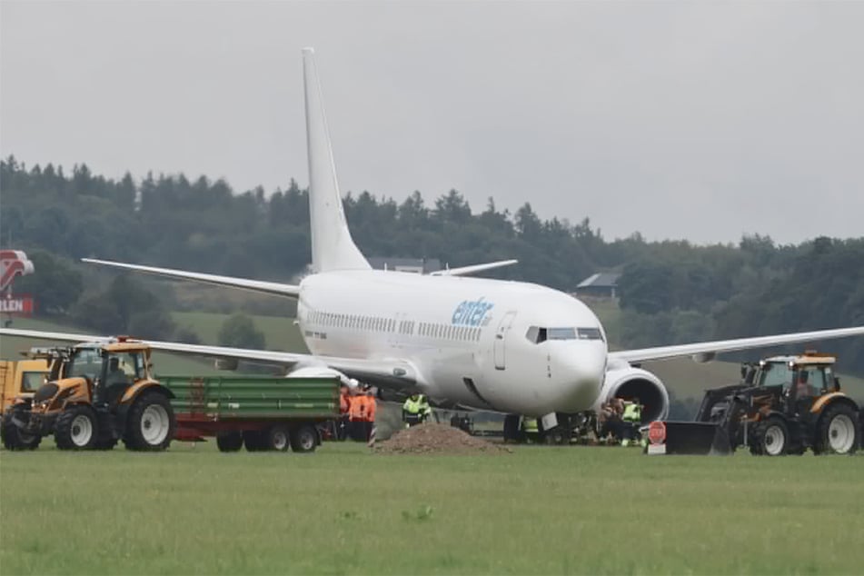 Der Urlaubsflieger kam am Flughafen in Krakau von der Landebahn ab und blieb im Rasen stecken.