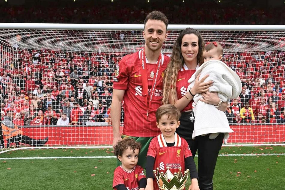 Diogo Jota (†28) kam im Juli 2025 bei einem Autounfall gemeinsam mit seinem Bruder André Silva ums Leben. Eine Biografie enthüllt nun die letzte Nachricht von Witwe Rute Cardoso (29) an ihren Mann.