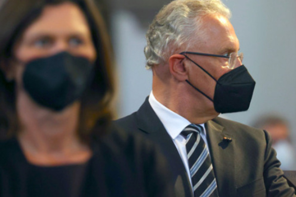 Ilse Aigner (56 l.), bayerische Landtagspräsidentin und Joachim Herrmann (64), bayerischer Innenminister (beide CSU), nehmen an einem Gedenkgottesdienst im Würzburger Kiliansdom teil.