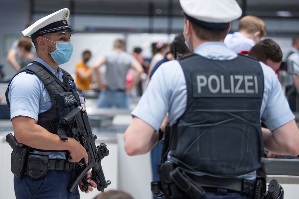 Die Bundespolizei am Frankfurter Flughafen sieht sich derzeit heftiger Kritik ausgesetzt. (Symbolfoto)