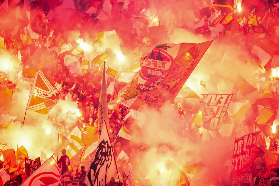 Beide Fanlager hatten Pyro mit ins Olympiastadion gebracht.