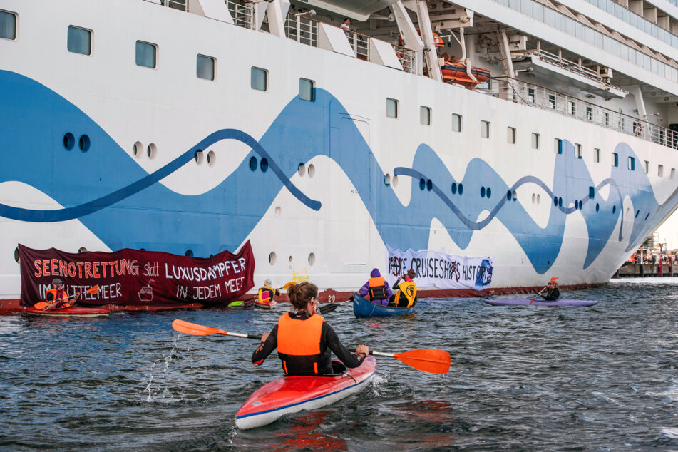 Die Klimaaktivisten hängten ihre Botschaften an das Kreuzfahrtschiff.
