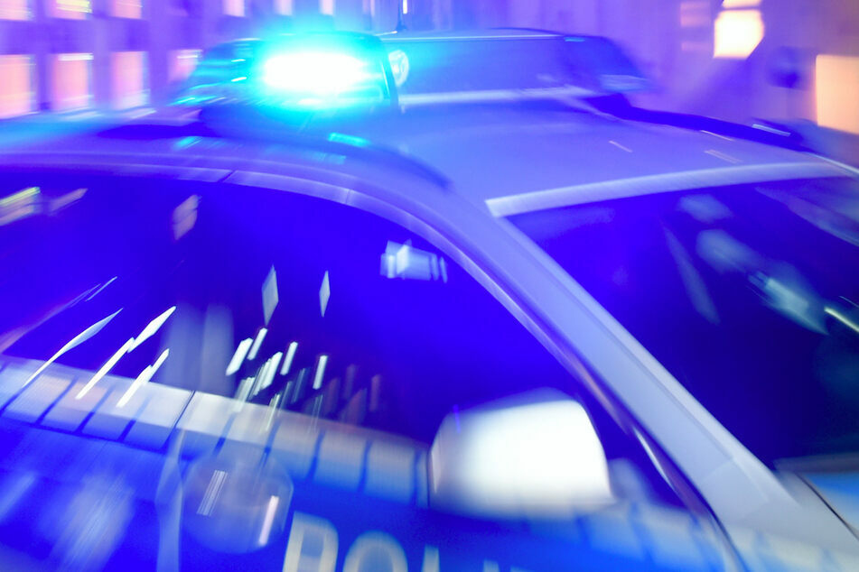 Kurz vor Mitternacht entzog sich der 25-Jährige einer Verkehrskontrolle und flüchtete mit überhöhter Geschwindigkeit. (Symbolbild)
