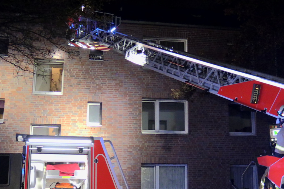 Giftiger Brandrauch in Obdachlosenunterkunft: Feuerwehr muss 24 Personen retten