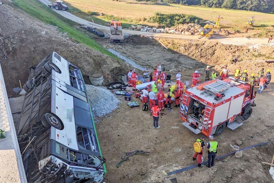 Linienbus stürzt metertief von Brücke: Mehrere Verletzte