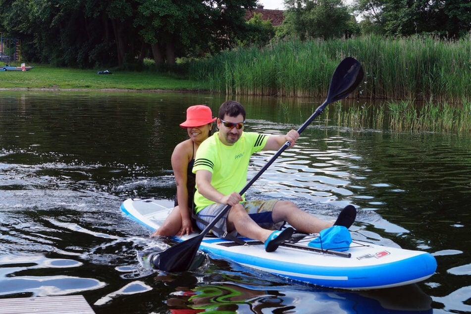Ein Paar legt zu einer Paddeltour auf dem Dranser See ab. Der Wassertourismus stellt mittlerweile einen wichtigen Wirtschaftsfaktor in Brandenburg dar.