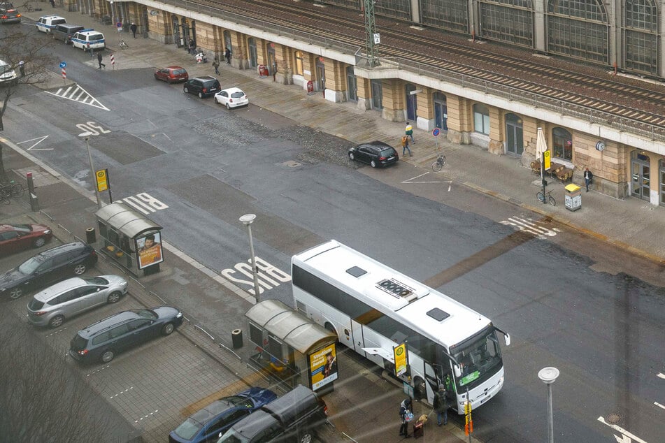 Beamte der Bundespolizei kontrollierten den 28-Jährigen an der internationalen Bushaltestelle am Dresdner Hauptbahnhof. (Archivbild)