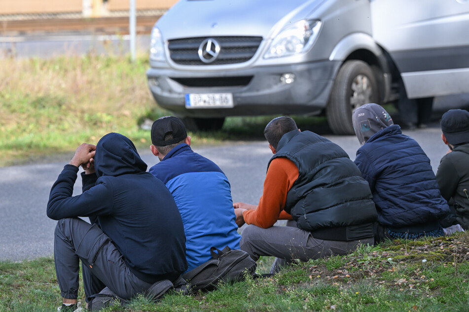 Die Beschuldigten sollen Migranten unter teils lebensbedrohlichen Umständen nach Sachsen geschleust haben. (Symbolbild)