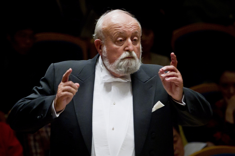 Oktober 2011: Der polnische Komponist Krzysztof Penderecki dirigiert in Peking das chinesische Symphonieorchester.